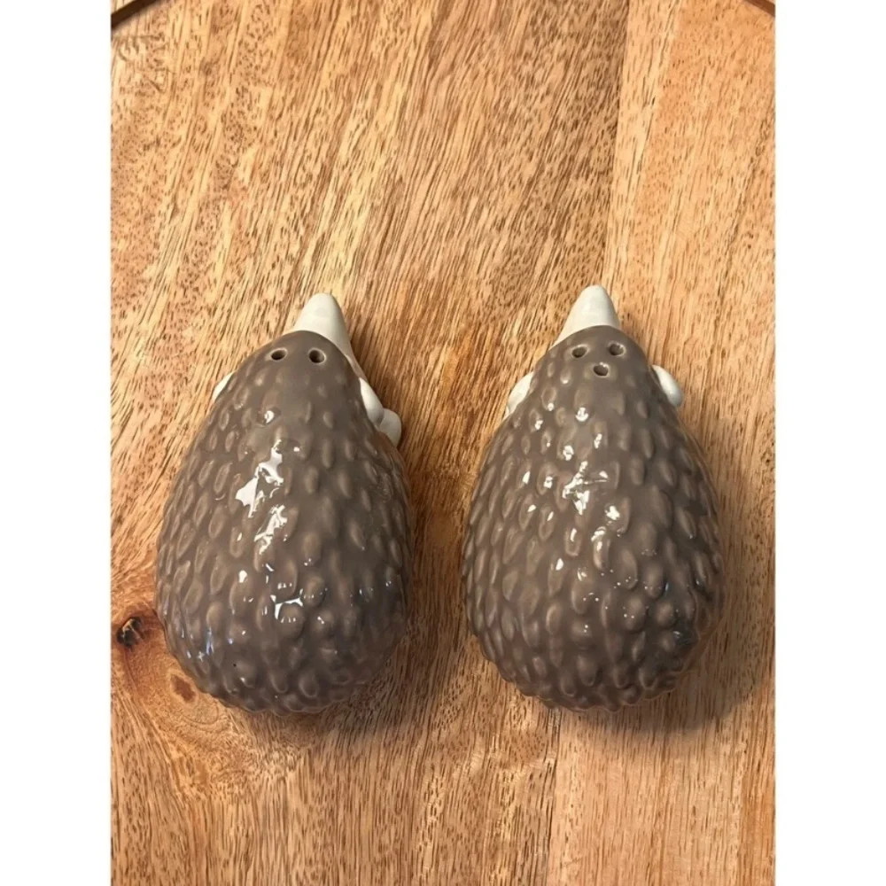 Hedgehog Stoneware Salt and Pepper shakers - Picture 4 of 5